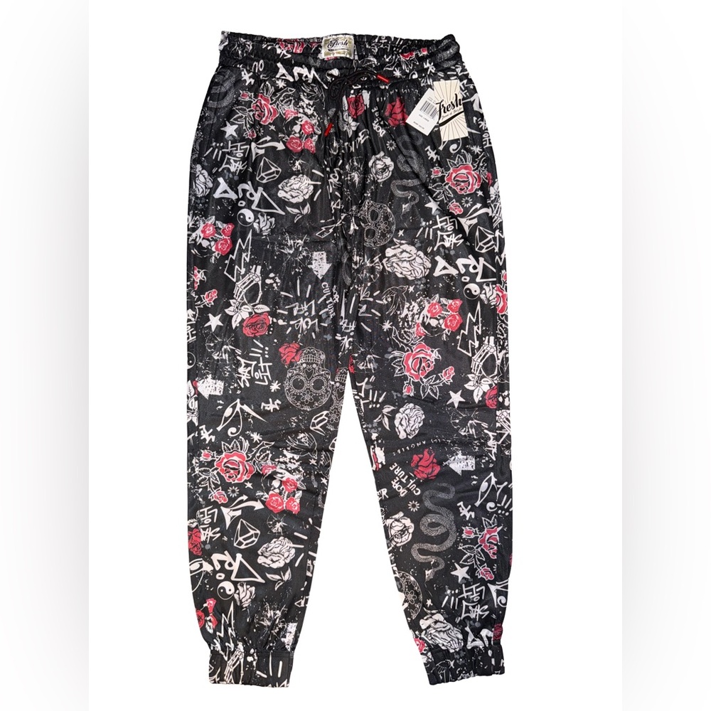 💀NWT! Skull and Roses Jogger Pants